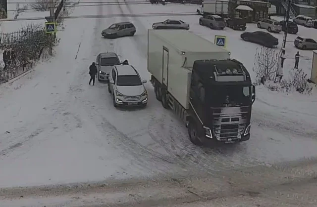  В Усть-Куте из-за выпавшего снега на одном перекрестке произошло сразу несколько ДТП