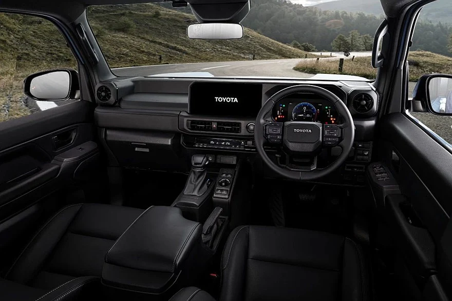 На фото: салон Toyota Land Cruiser FJ