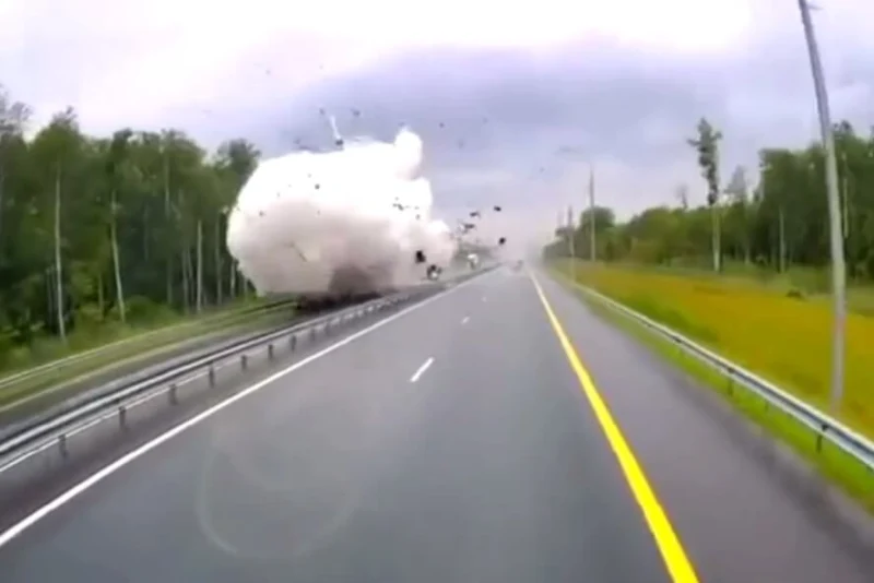  Цистерна с углекислотой взорвалась в результате ДТП на трассе М-12