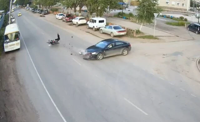  &laquo;Пролетел несколько метров&raquo;: автомобиль и мотоцикл столкнулись на перекрестке в Усть-Куте