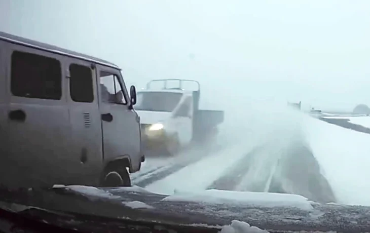  &laquo;Вскрыло как консервную банку&raquo;: три автомобиля жёстко столкнулись на уральской трассе
