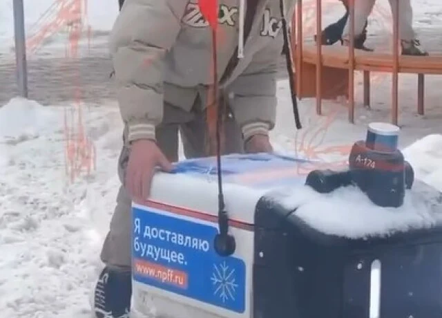  Жители Москвы спасли робота-доставщика, застрявшего на&nbsp;дороге после снегопада