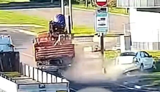  КамАЗ врезался в здание ЦОДД в результате ДТП на МКАД