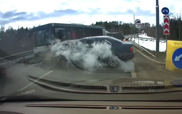  Легковой автомобиль столкнулся с автобусом в Подмосковье