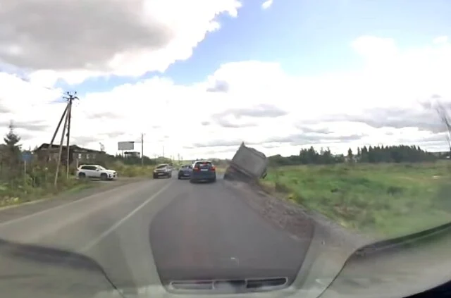  &laquo;Всю дорогу вилял и выезжал на встречку&raquo;: грузовик опрокинулся в кювет в Ленобласти