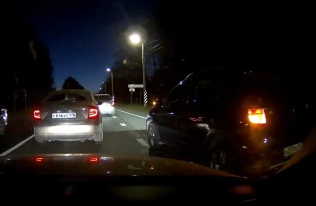  &laquo;Я у тебя помеха справа&raquo;: конфликт на дороге под Петербургом едва не привел к ДТП