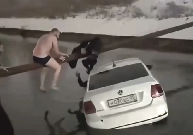  В Махачкале очевидцы спасли женщину и ребёнка из тонущего такси