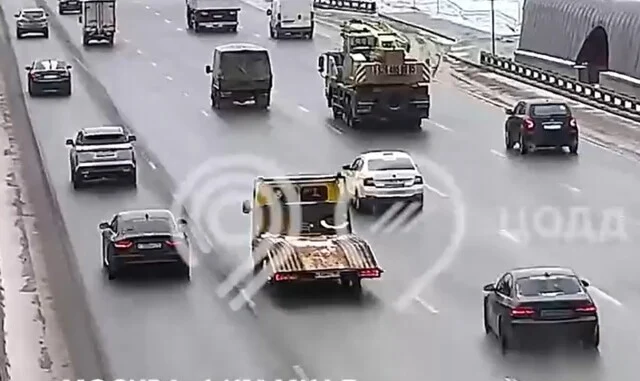  На МКАД двое водителей решили поиграть в &laquo;шашки&raquo; и устроили ДТП