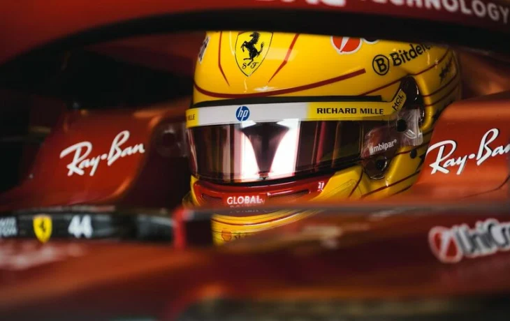 Льюис Хэмилтон задает темп в первой тренировке Ф1 в Сильверстоуне