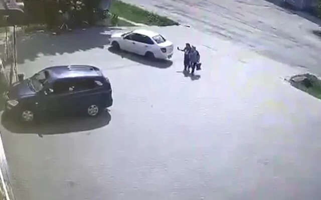  В Вельске водитель &laquo;Лады&raquo; при движении задним ходом сбил двух женщин