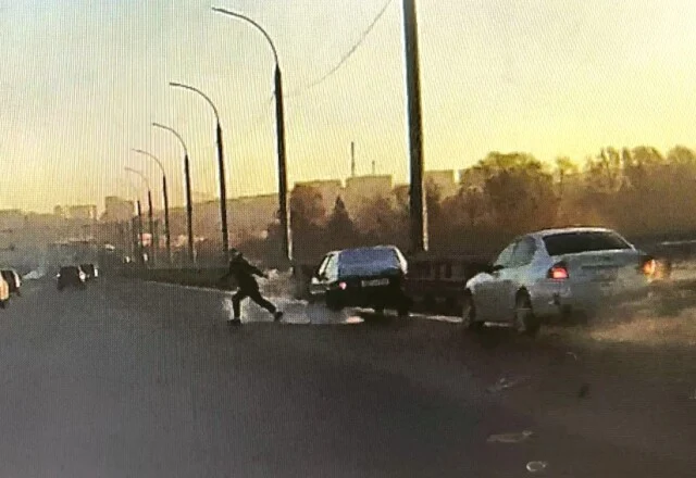  &laquo;Едва успел отбежать&raquo;: &laquo;Лада&raquo; и Subaru столкнулись на Бугринском мосту в Новосибирске