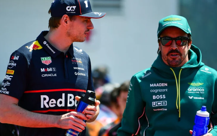 Фернандо Алонсо посмеялся после вопроса о переходе Ферстаппена в Mercedes