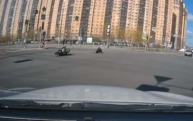  &laquo;Трюк не удался&raquo;: в Петербурге байкер пытался стартовать со светофора на заднем колесе