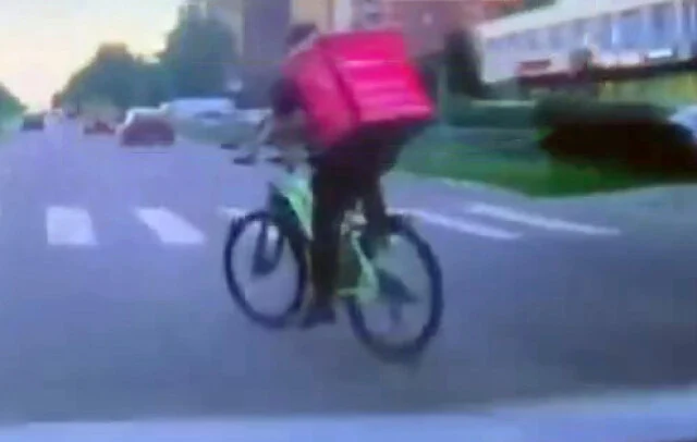  В Обнинске автомобиль сбил курьера &laquo;Самоката&raquo;