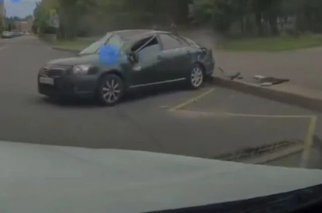  &laquo;Отделались ушибами&raquo;: Toyota перевернулась в Петербурге