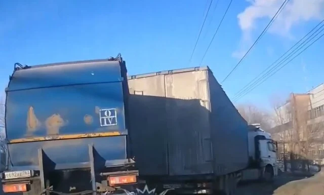  В Тольятти водитель мусоровоза не смог объехать поворачивающую направо фуру