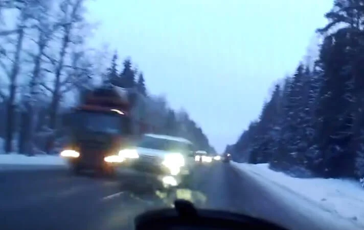  Под Петербургом водитель кроссовера спровоцировал ДТП и скрылся