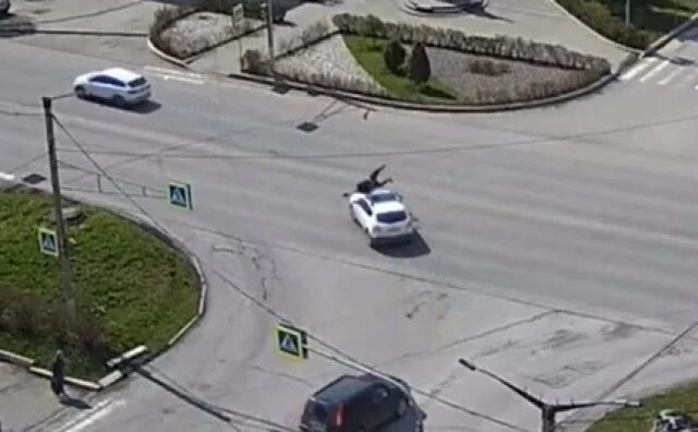  Подросток на питбайке и кроссовер столкнулись на перекрестке в Златоусте