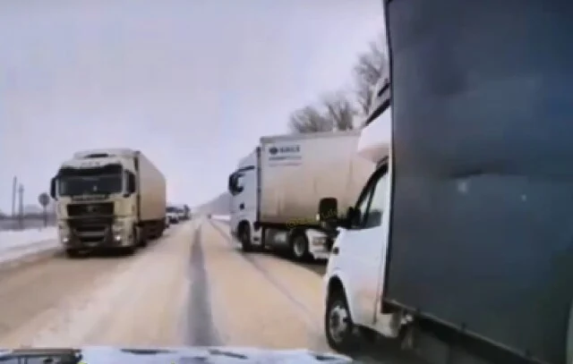  &laquo;Выезжал со второстепенной&raquo;: дальнобойщик создал аварийную ситуацию на трассе М-7 под Чебоксарам
