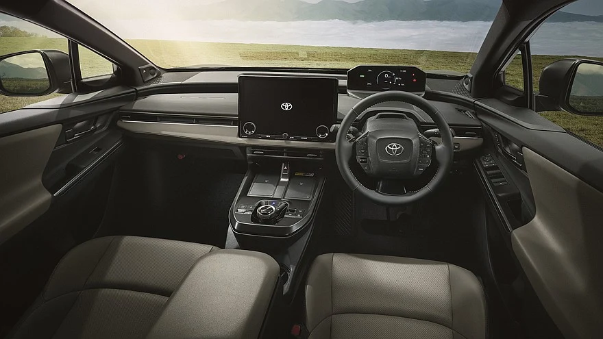 На фото: салон Toyota bZ4X Touring (версии для Японии)