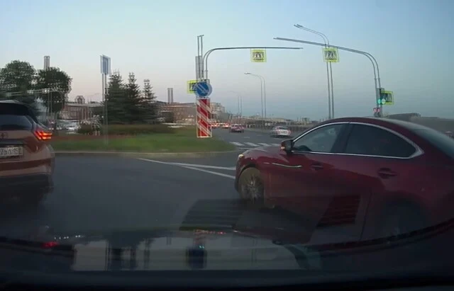  Конфликт на дороге в Петербурге: второряднику не понравилось, что его &laquo;подрезали&raquo;