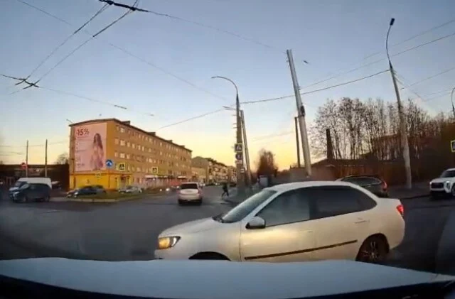  &laquo;Не успел затормозить&raquo;: два автомобиля столкнулись на кольце Лобова в Мурманске