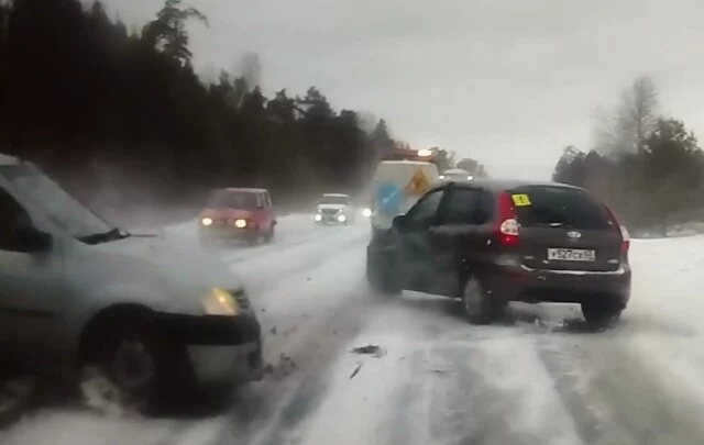  ДТП под Тюменью: водитель &laquo;Логана&raquo; не справился с управлением и столкнулся с двумя автомобилями