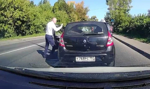  &laquo;Герой&raquo; на &laquo;Крузаке&raquo;: в Зеленограде: водитель внедорожника избил девушку и скрылся