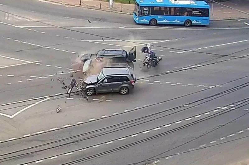  Два автомобиля столкнулись на перекрестке в Твери