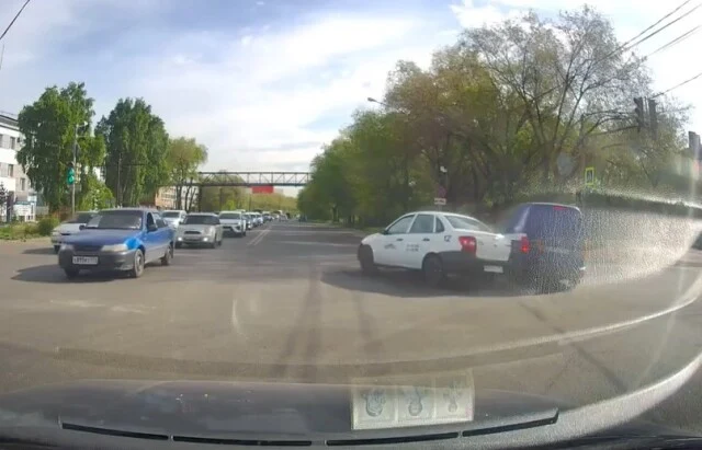  Авария на перекрестке в Магнитогорске: автомобиль охраны пытался проскочить перекресток на красн