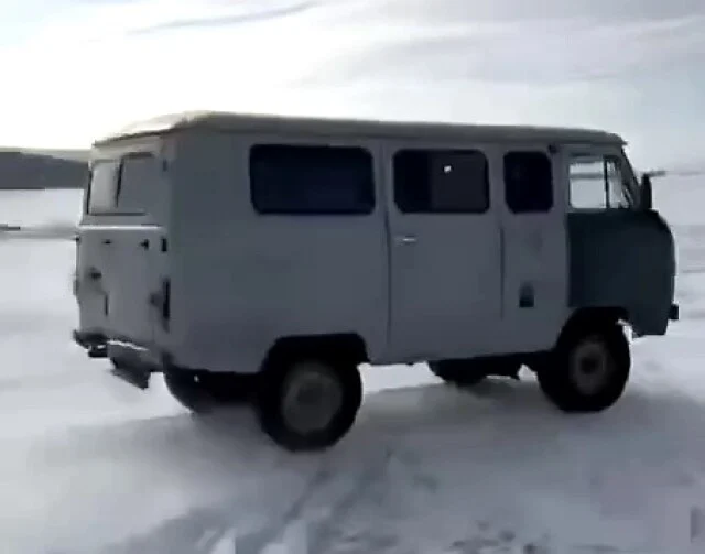  ДТП на льду Байкала: водитель УАЗа пытался перепрыгнуть через трещину и столкнулся с вездеходом