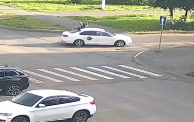  Питбайк и легковой автомобиль столкнулись на перекрестке в Первоуральске