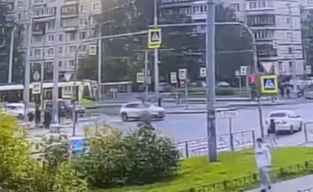  &laquo;Перебегал дорогу на красный&raquo;: подросток попал под колеса Audi в Петербурге