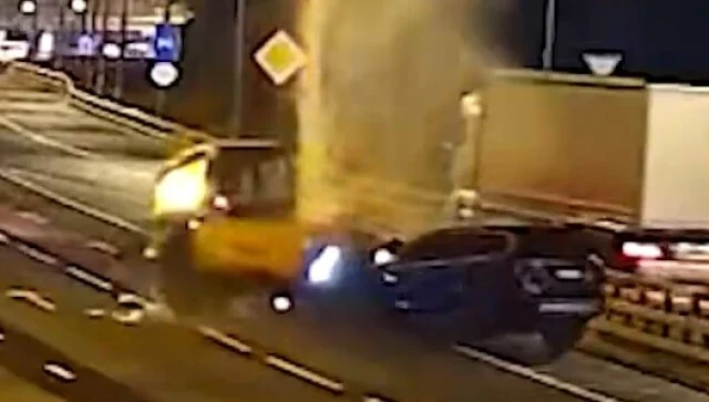  Момент ДТП на МКАД: внедорожник врезался в трактор и загорелся