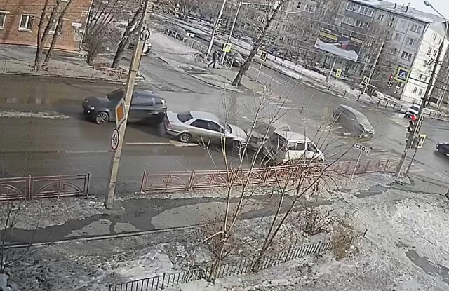  В Иркутске водитель BMW пытался проскочить перекресток на красный и столкнулся с тремя автомобил