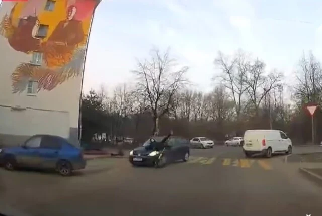  В Великом Новгороде женщина сбила подростка на самокате и врезалась в припаркованный автомобиль