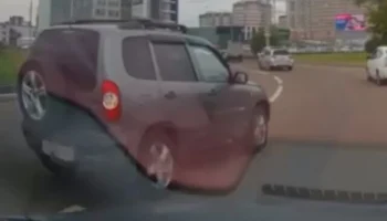  &laquo;Ну я же поворотник включил&raquo;: два авто столкнулись на кольце в Красноярске