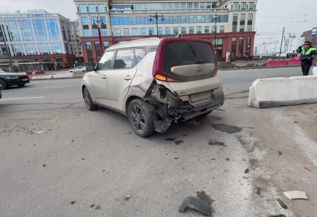  &laquo;Размахивал пистолетом&raquo;: в Петербурге пьяный водитель устроил ДТП и скрылся