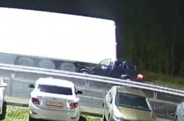  &laquo;Смяло по задние сиденья&raquo;: в Ярославле водитель BMW погиб при столкновении с фурой