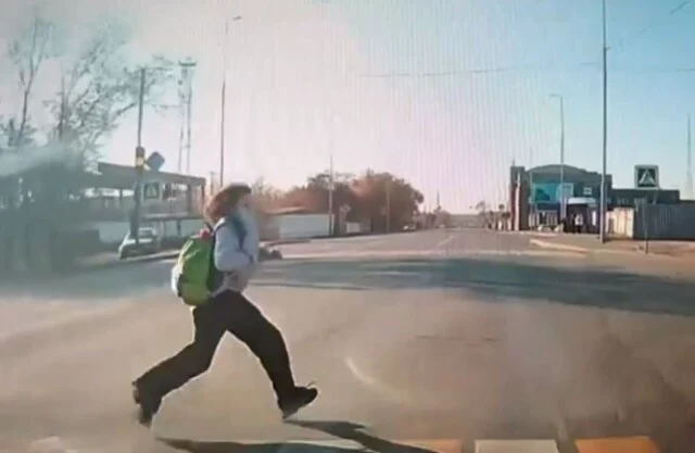  &laquo;Пытался проскочить на желтый&raquo;: школьница попала под колеса автомобиля в Кургане