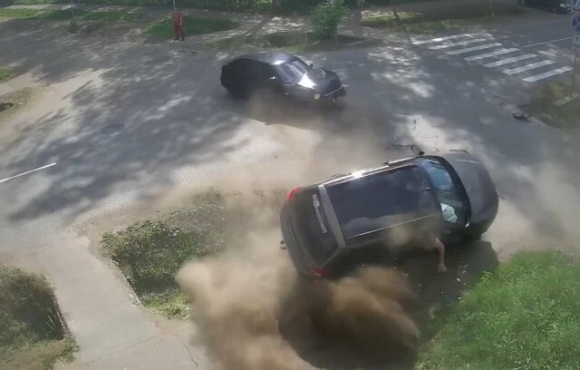  Автомобиль перевернулся в результате жесткого ДТП в Глазове