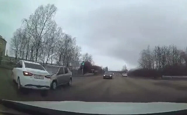  На Лужском шоссе в Новгороде водитель &laquo;Приоры&raquo; поворачивал налево и столкнулся с автомобилем Ren