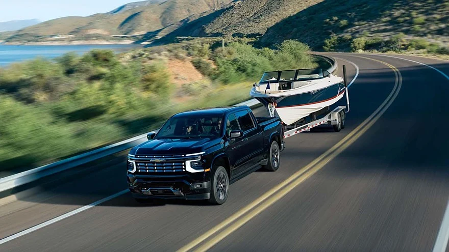 На фото: новый Chevrolet Silverado High Country