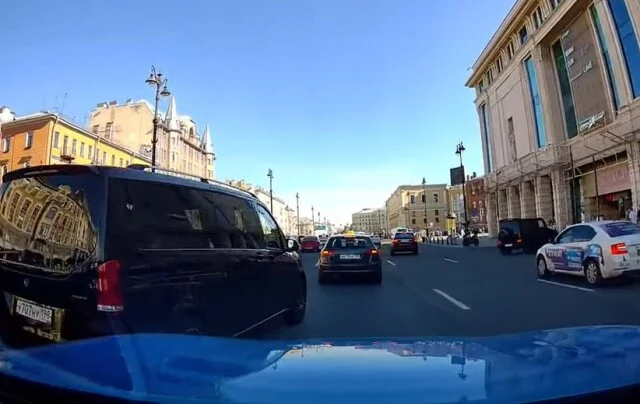  Обидчивый водитель &laquo;Мерседеса&raquo; спровоцировал ДТП в Петербурге