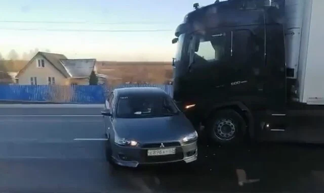  Фура подмяла под себя Mitsubishi Lancer на трассе М-10 в Новгородской области