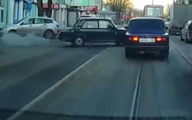  &laquo;Оказал медвежью услугу&raquo;: &laquo;Жигули&raquo; и иномарка столкнулись в Красноярске