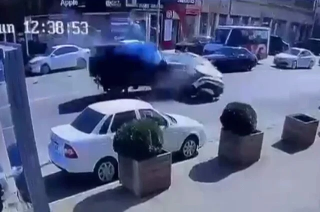  &laquo;Разворачивался через сплошную&raquo;: камера запечатлела момент жесткого ДТП в Махачкале