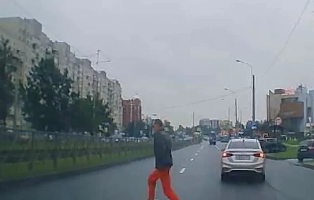  В Петербурге женщина на &laquo;Шевроле&raquo; сбила выбежавшего на дорогу мужчину