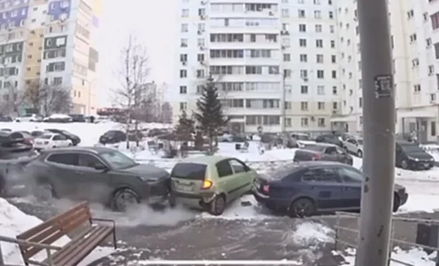  Утреннее ДТП разбудило жителей одного из дворов в Набережных Челнах