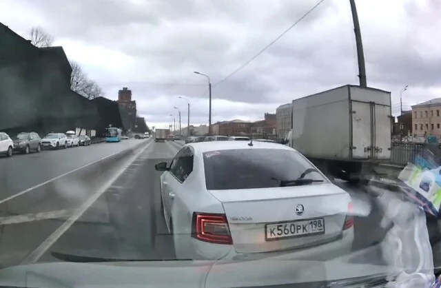  В Петербурге водитель &laquo;Шкоды&raquo; обиделся и решил отомстить